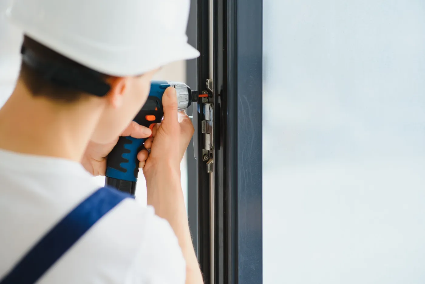 Pose d'une serrure haute sûreté Fichet sur la porte de hall d'un immeuble francilien